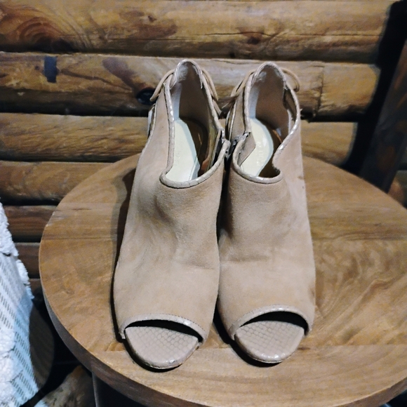 Michael Kors Light Beige Heels with  Open-Toe Design - Picture 2 of 9